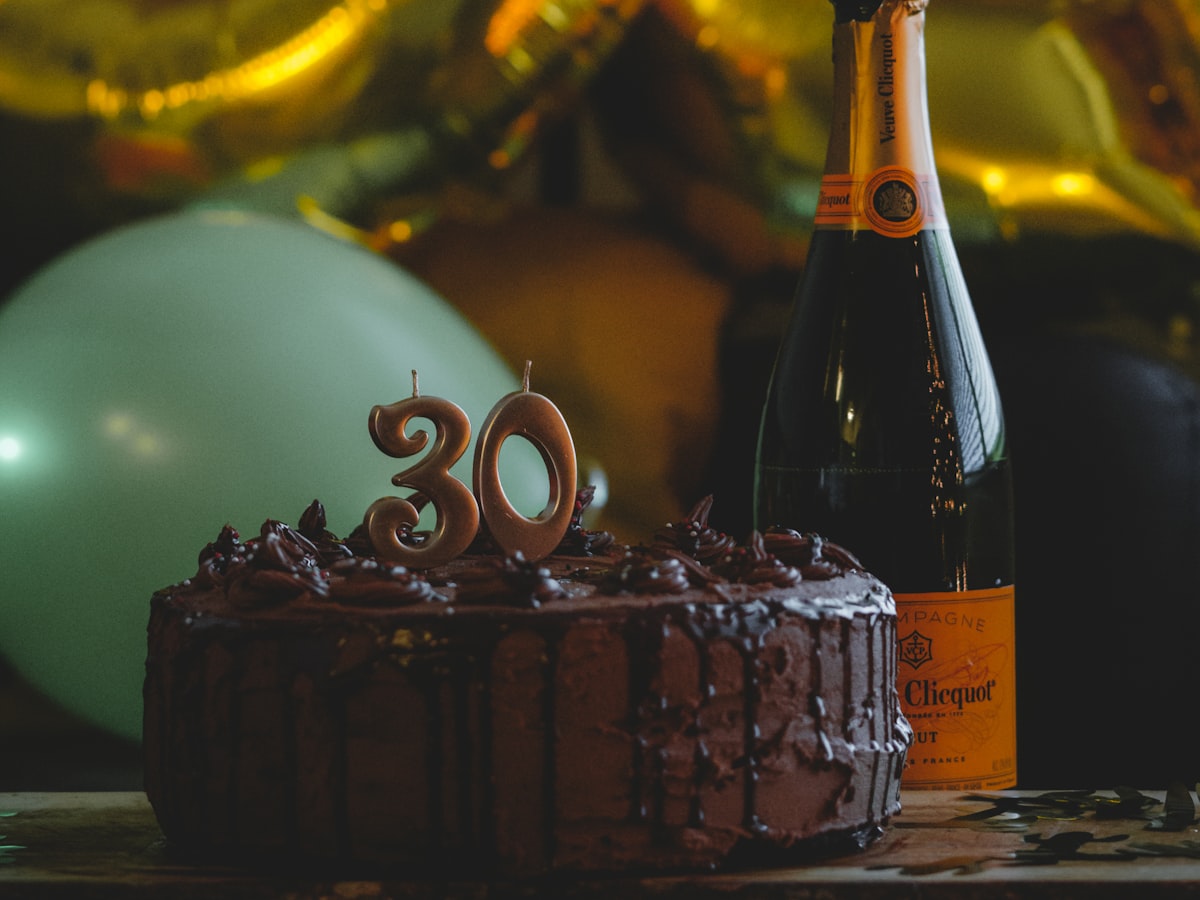 Geburtstagseinladung Beispiel: Torte mit 30er-Kerzen und Champagner – Sophies 30. Geburtstag