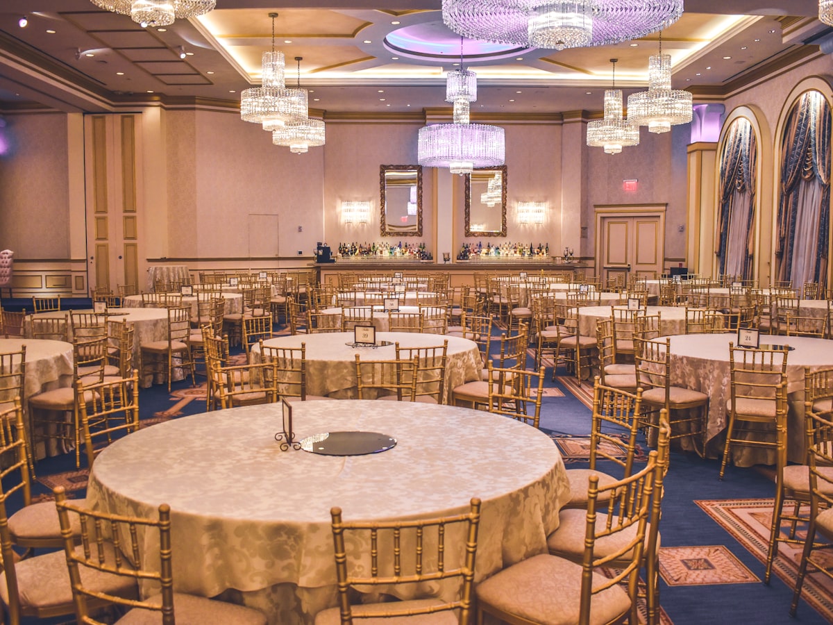 Geburtstagsseite Beispiel: eleganter Ballsaal mit Kronleuchtern – Andreas 50. Geburtstag
