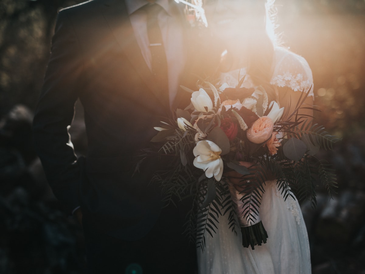 Cinematic Hochzeitseinladung Beispiel: Brautpaar bei Nacht mit Musik und Kino-Effekten – Hochzeitswebseite von Elena & Adrian