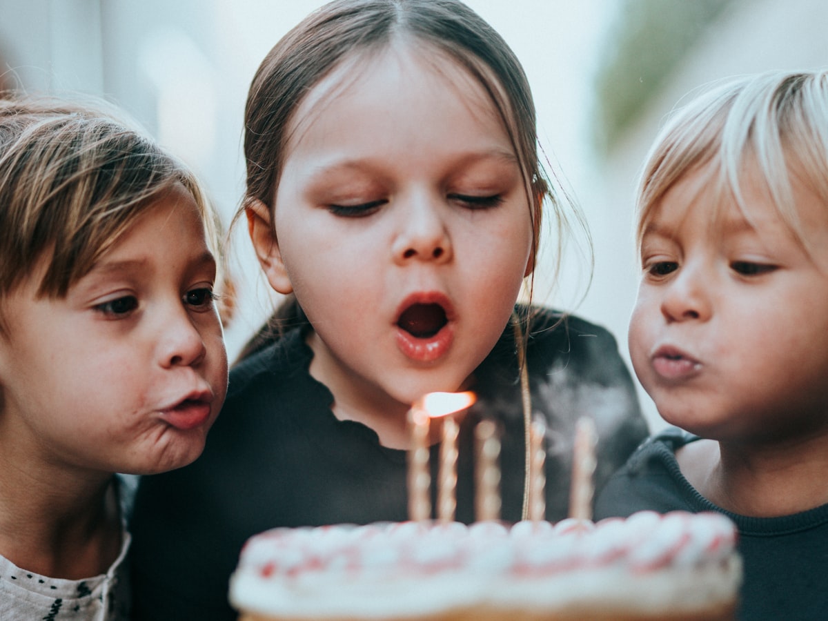 Kindergeburtstag Einladung Beispiel: Kinder pusten Geburtstagskerzen aus – Matteos 2. Geburtstag