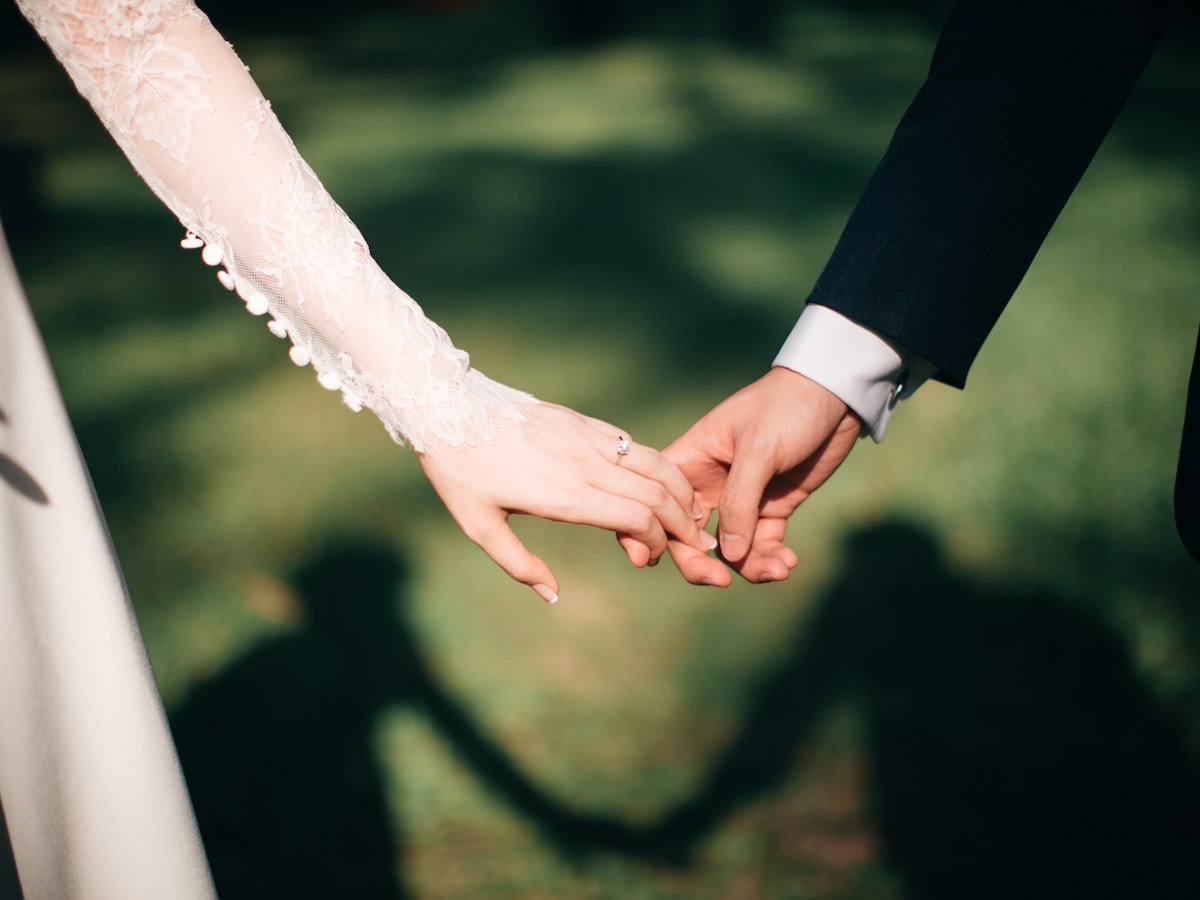 Hochzeitseinladung online Beispiel: Brautpaar Hand in Hand – Hochzeitsseite von Anna & Florian
